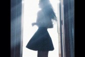 宿舍逆光拍照双人手机怎么拍？有哪些技巧可以使用？