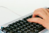 键盘控制鼠标下滑的操作方法是什么？