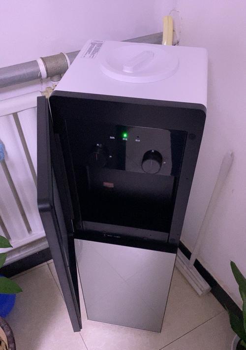 美的下置饮水机故障解决方案（排除美的下置饮水机常见故障的技巧和方法）  第1张