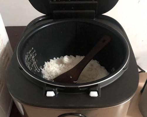 美的电饭煲进水没电的解决方法（保护措施及救援办法详解）  第1张