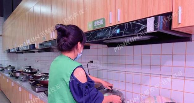 油烟机清洗的正确方法（保持油烟机清洁）  第1张