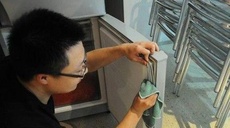 冰箱后面渗水的原因及解决方法（探究冰箱后面渗水的几个原因及应对策略）  第1张
