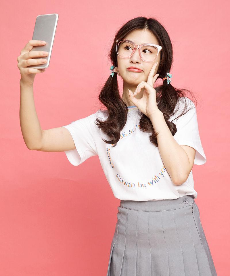 手机怎么自拍？拿着手机拍照的技巧是什么？  第2张