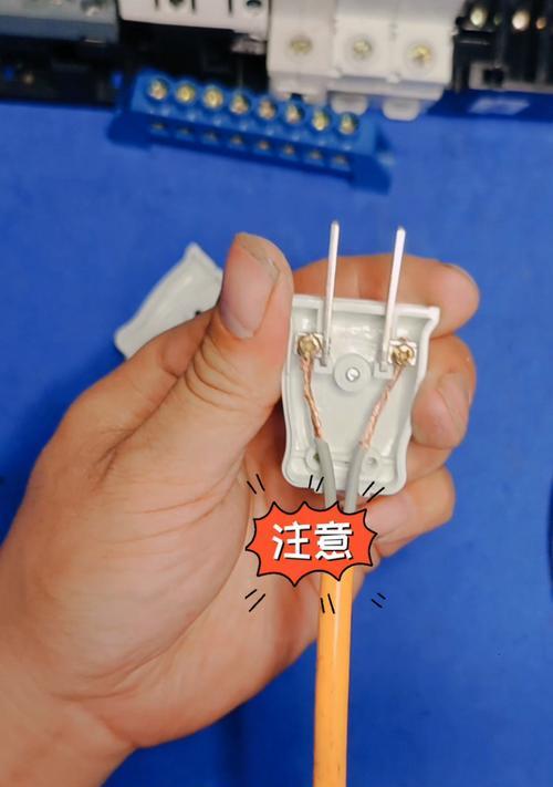 主机配置插头正确插入电脑的方法？插错会有影响吗？  第1张