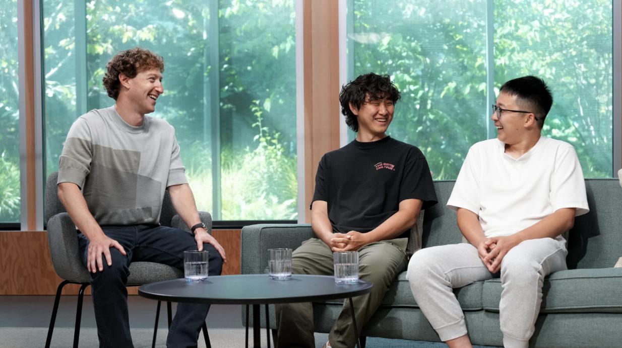 WAIC2025 开幕，规模创历届之最；宇树发布第三款人形机器人；上海警方通报饿了么原 CEO 受贿案｜极客早知道  第8张