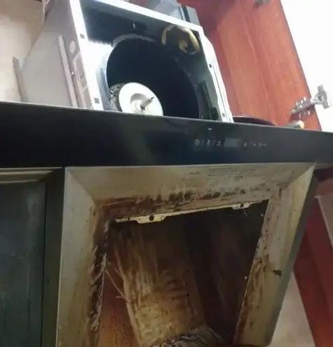 如何清洗抽油烟机集油盘？（简便实用的清洗方法，让您的厨房环境更清新）  第1张