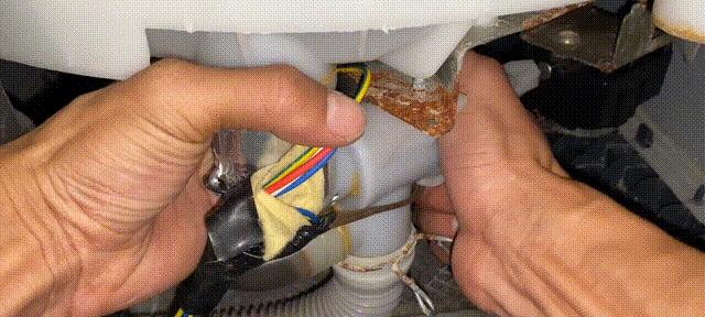 洗衣机进水阀的维修方法（教你如何拆开洗衣机进水阀进行维修）  第2张
