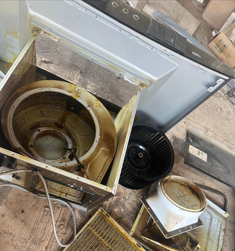 如何正确清洗油烟机（掌握清洗油烟机的技巧和注意事项）  第2张